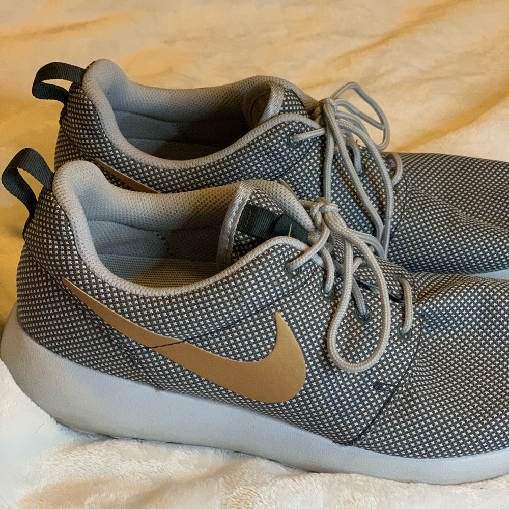 Nike Roshe Runners!🖤🤍💛